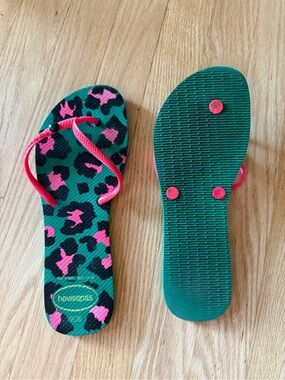 Havaianas Green Footbed with Pink & Black Leopard Straps